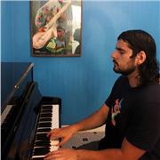 Professeur de piano (jazz, classique etc..) à Bordeaux et Visio. Diplômé du conservatoire et Master en musicologie enseignement